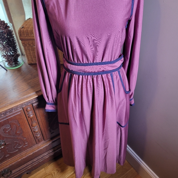 VINTAGE 70'S MIGNON MAUVE AND NAVY POET SLEEVE MIDI DRESS - Picture 7 of 9